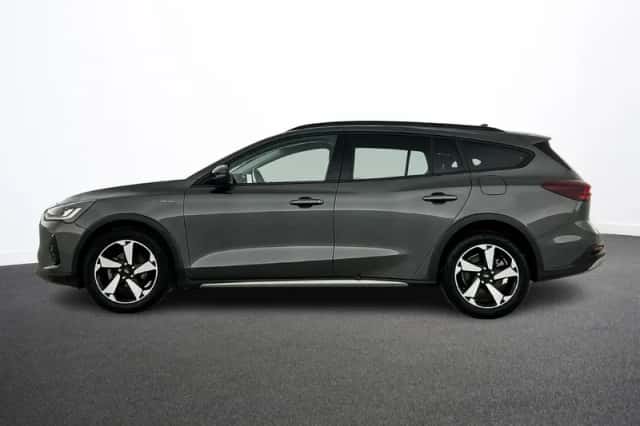 Ford Focus (2022) thumbnail 2