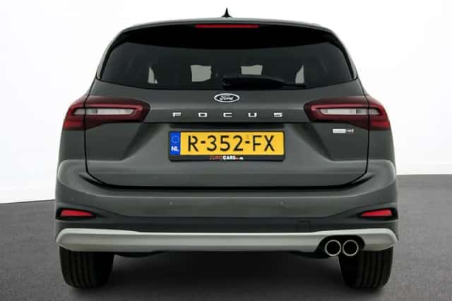 Ford Focus (2022) thumbnail 3