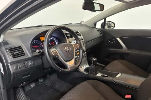 Toyota Avensis (2015) thumbnail 2