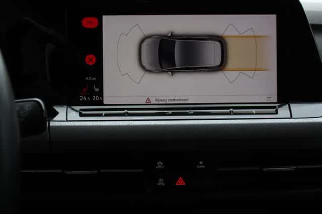 Volkswagen Golf (2022) thumbnail 2
