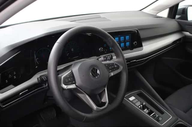 Volkswagen Golf (2021) thumbnail 2