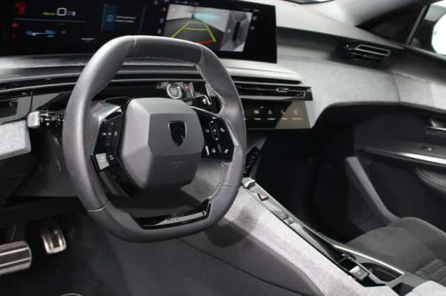 Peugeot e-3008 (2024) thumbnail 2