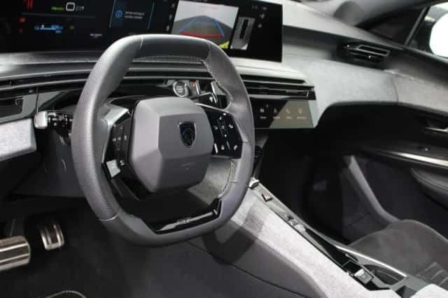 Peugeot e-3008 (2024) thumbnail 2