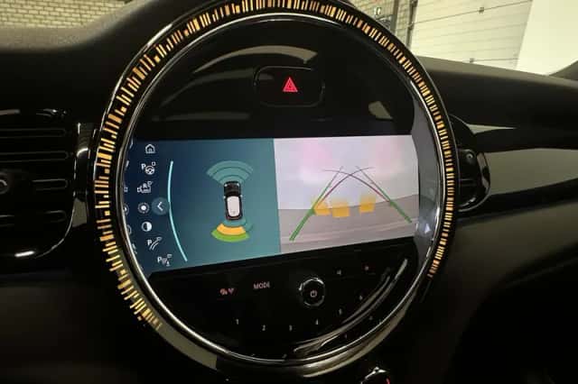 MINI Cooper (2021) thumbnail 2