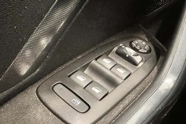 Peugeot 2008 (2015) thumbnail 18