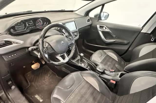 Peugeot 2008 (2015) thumbnail 10