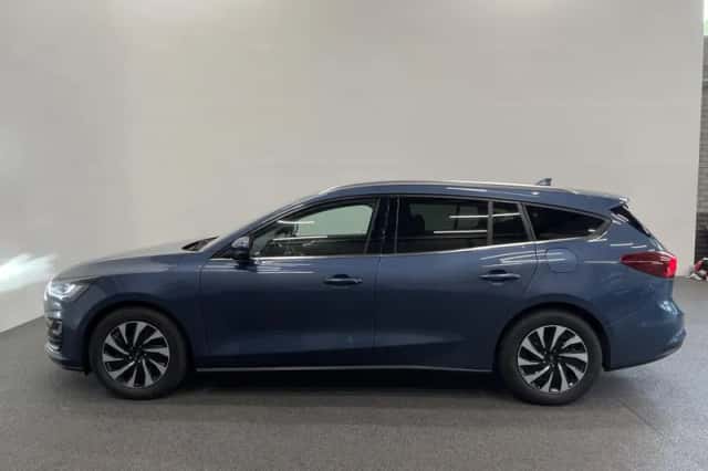 Ford Focus (2022) thumbnail 4