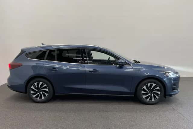 Ford Focus (2022) thumbnail 5