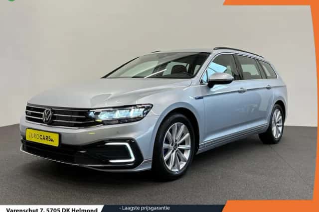 Volkswagen Passat (2022) thumbnail 1