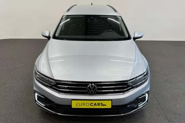Volkswagen Passat (2022) thumbnail 3