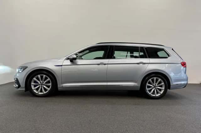 Volkswagen Passat (2022) thumbnail 5