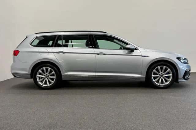 Volkswagen Passat (2022) thumbnail 6
