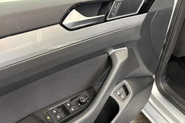 Volkswagen Passat (2022) thumbnail 10