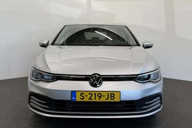 Volkswagen Golf (2023) thumbnail 2