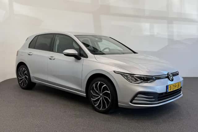 Volkswagen Golf (2023) thumbnail 3