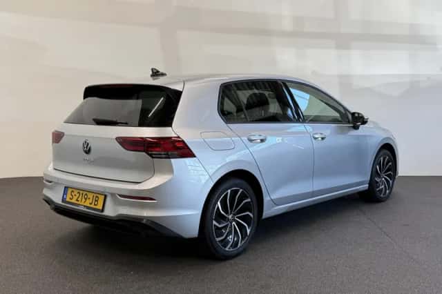 Volkswagen Golf (2023) thumbnail 6