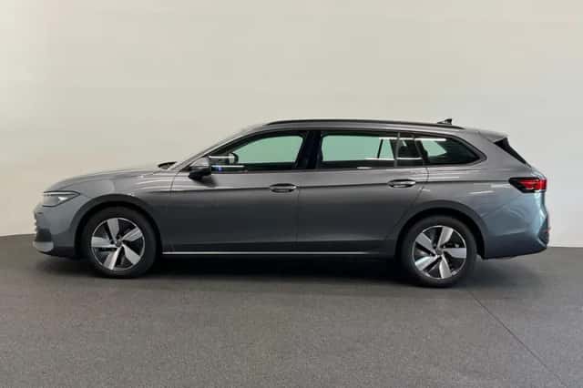 Volkswagen Passat (2025) thumbnail 3