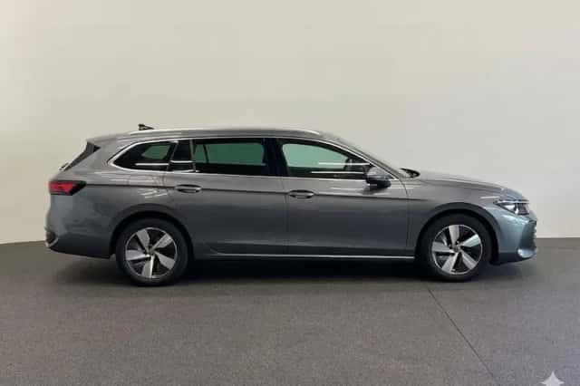 Volkswagen Passat (2025) thumbnail 4