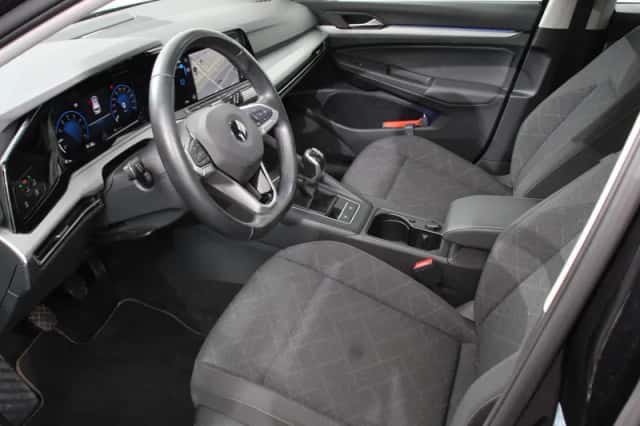 Volkswagen Golf (2022) thumbnail 2