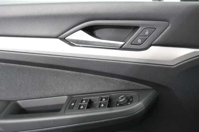 Volkswagen Golf (2022) thumbnail 10