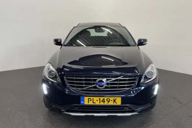 Volvo XC60 (2017) thumbnail 2