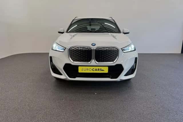 BMW iX1 (2024) thumbnail 2