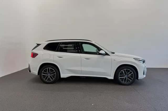 BMW iX1 (2024) thumbnail 5