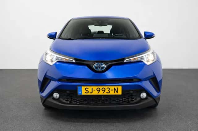 Toyota C-HR (2018) thumbnail 2