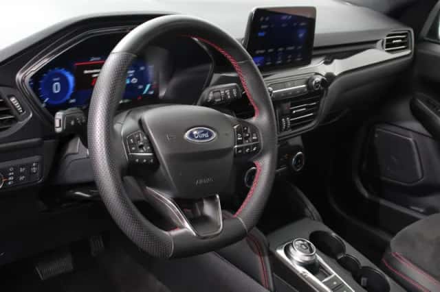 Ford Kuga (2023) thumbnail 2
