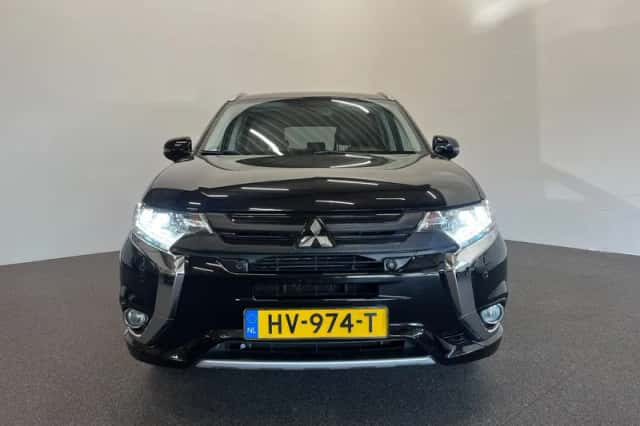 Mitsubishi Outlander (2015) thumbnail 2