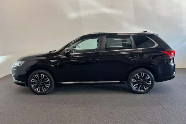 Mitsubishi Outlander (2015) thumbnail 4