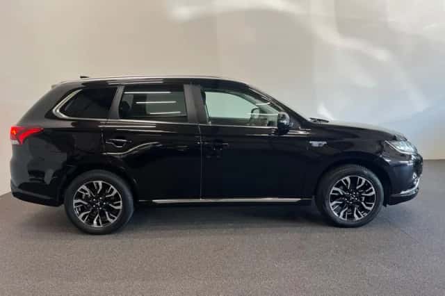 Mitsubishi Outlander (2015) thumbnail 5
