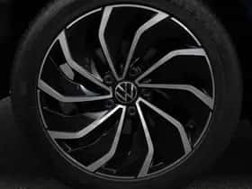 Volkswagen Golf (2022) thumbnail 4
