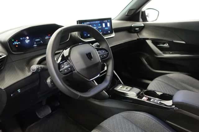 Peugeot 2008 (2024) thumbnail 2