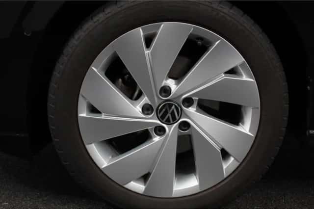 Volkswagen Golf (2021) thumbnail 2