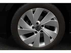 Volkswagen Golf (2021) thumbnail 2