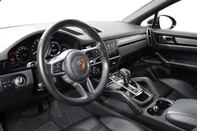 Porsche Cayenne (2023) thumbnail 2