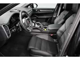 Porsche Cayenne (2023) thumbnail 2