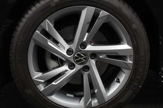 Volkswagen Golf (2023) thumbnail 2