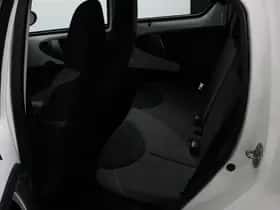 Toyota Aygo (2013) thumbnail 17