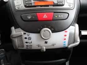 Toyota Aygo (2013) thumbnail 32