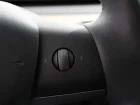 Tesla Model Y (2023) thumbnail 23
