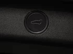 Tesla Model Y (2023) thumbnail 24
