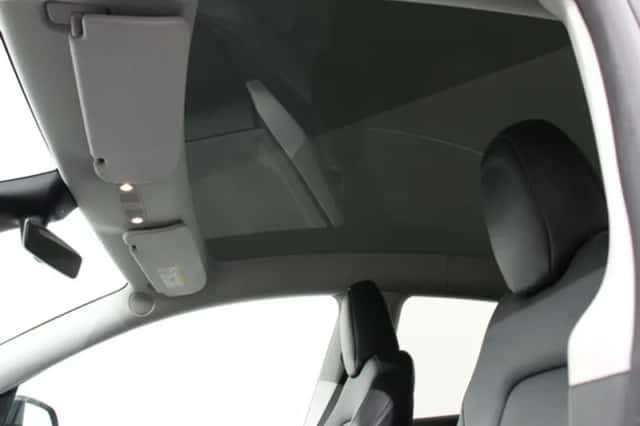 Tesla Model Y (2023) thumbnail 4