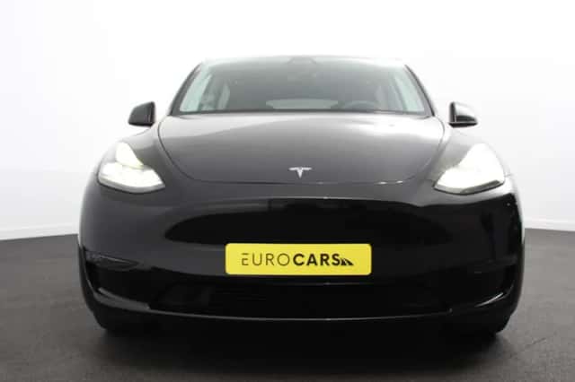 Tesla Model Y (2023) thumbnail 5