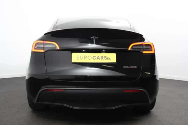 Tesla Model Y (2023) thumbnail 6