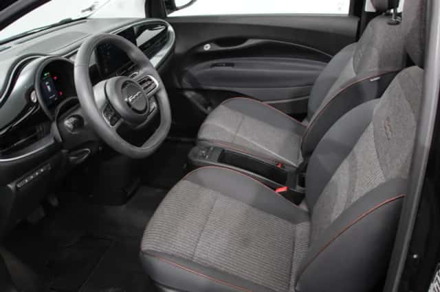 Fiat 500e (2023) thumbnail 3