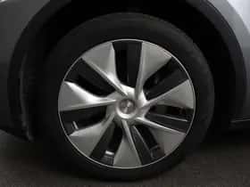 Tesla Model Y (2024) thumbnail 2
