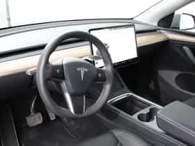 Tesla Model Y (2024) thumbnail 3