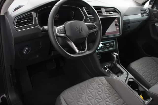 Volkswagen Tiguan (2023) thumbnail 2